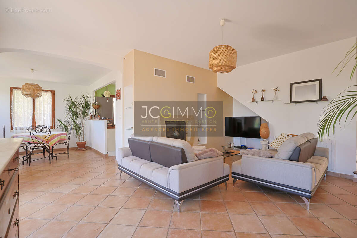 villa individuelle T5 de 117 m2 avec piscine et belle vue dégagée - photo 17