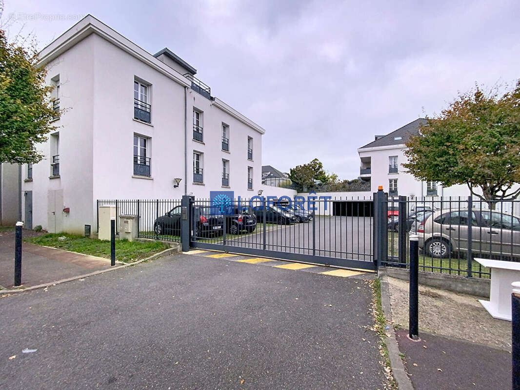 Parking à SAINT-PIERRE-DU-PERRAY