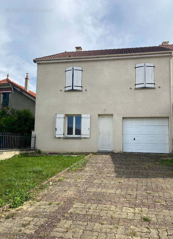 Maison à SAINTE-GENEVIEVE-DES-BOIS