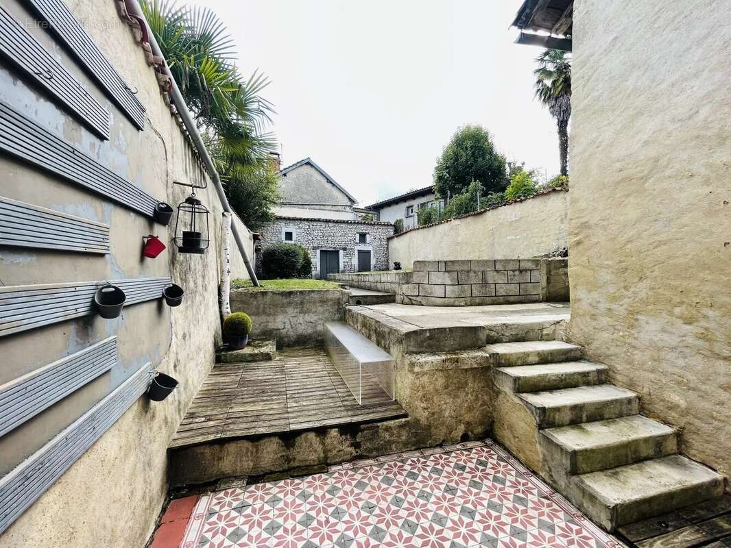 Commerce à BARBEZIEUX-SAINT-HILAIRE