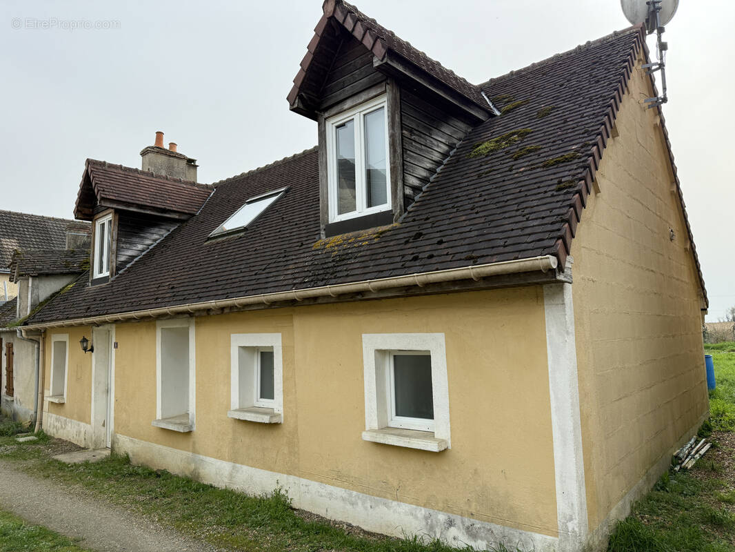 Maison à COURGAINS
