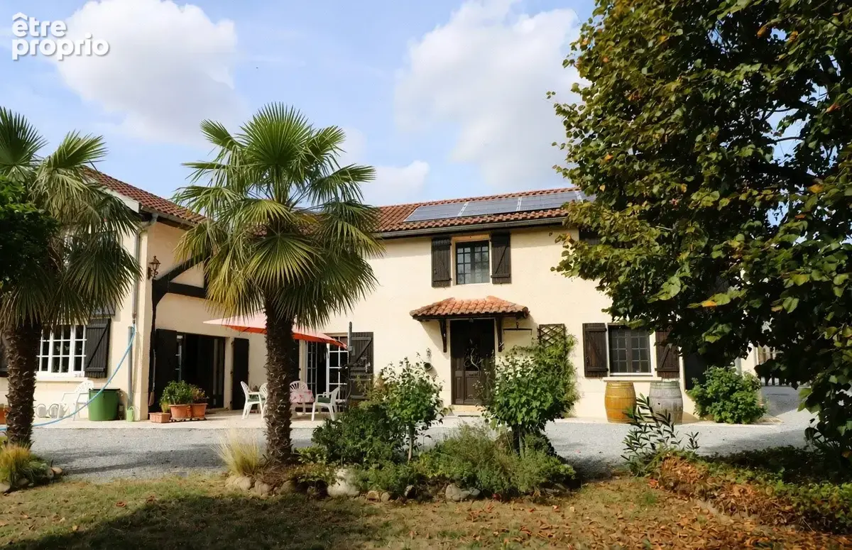 Photo Maison à Puydarrieux au prix de 299 200€