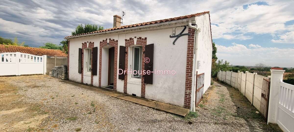 Maison 62 m² à Saint-Denis-Du-Payre  - photo 2
