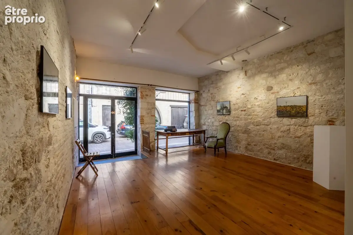 Maison en pierre de 158 m2 au coeur de Lauzerte , ancien commerce au rdc et appartement au 1er et 2ème étage - photo 3