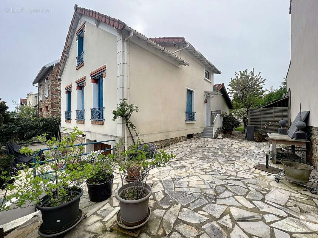 Maison à MARNES-LA-COQUETTE