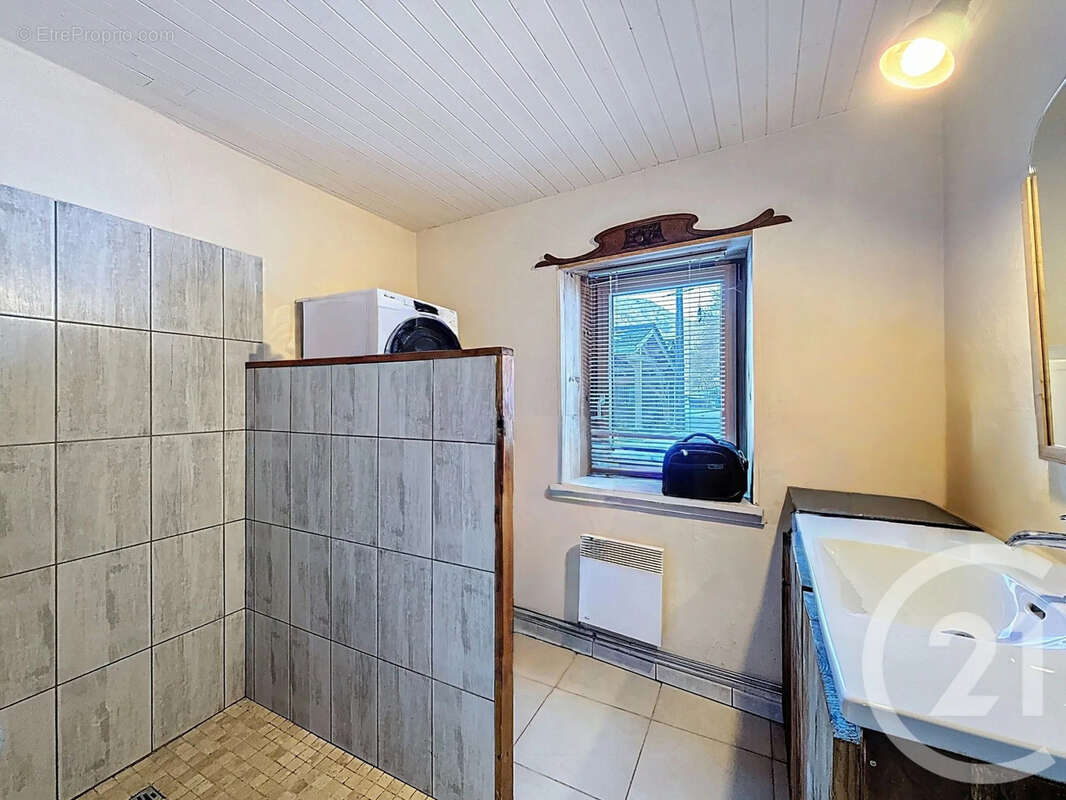 Maison à LA RIVIERE-ENVERSE