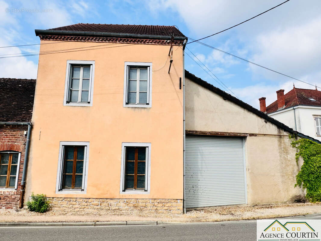 Ensemble immobilier   3 logements existants   Centre-ville de Louhans terrain d'environ 2000 m2 - photo 29