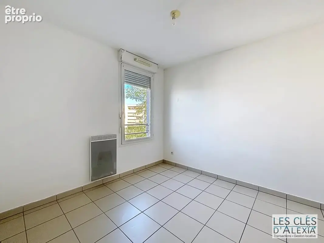 T3 - saint-priest - traversant avec balcon et places de parking - photo 11