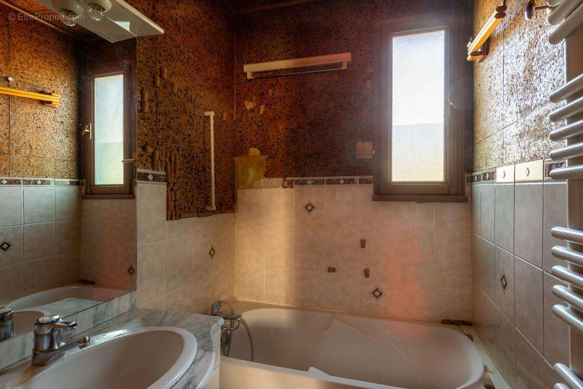 HURIGNY – Chalet suisse d'exception de 110m² sur 2 400 m² de terrain sans vis-à-vis – Fort potentiel de rénovation ! - photo 15