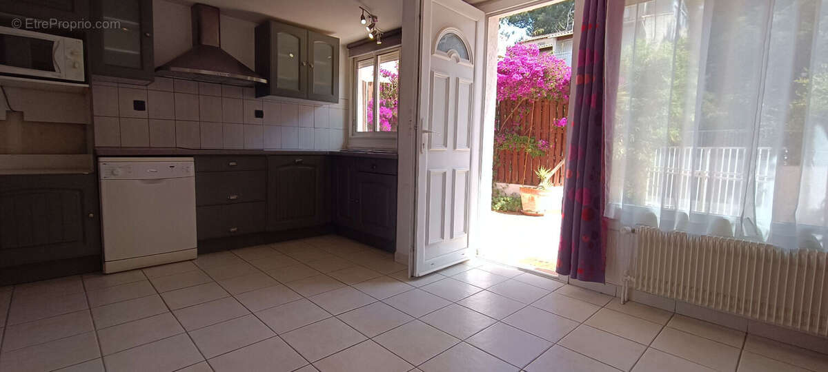** ** Proche Du Port ** Maison 4 pièces avec 3 Chambres ** Terrasse 77m² ** (83430) SAINT -MANDRIER SUR MER** - photo 4