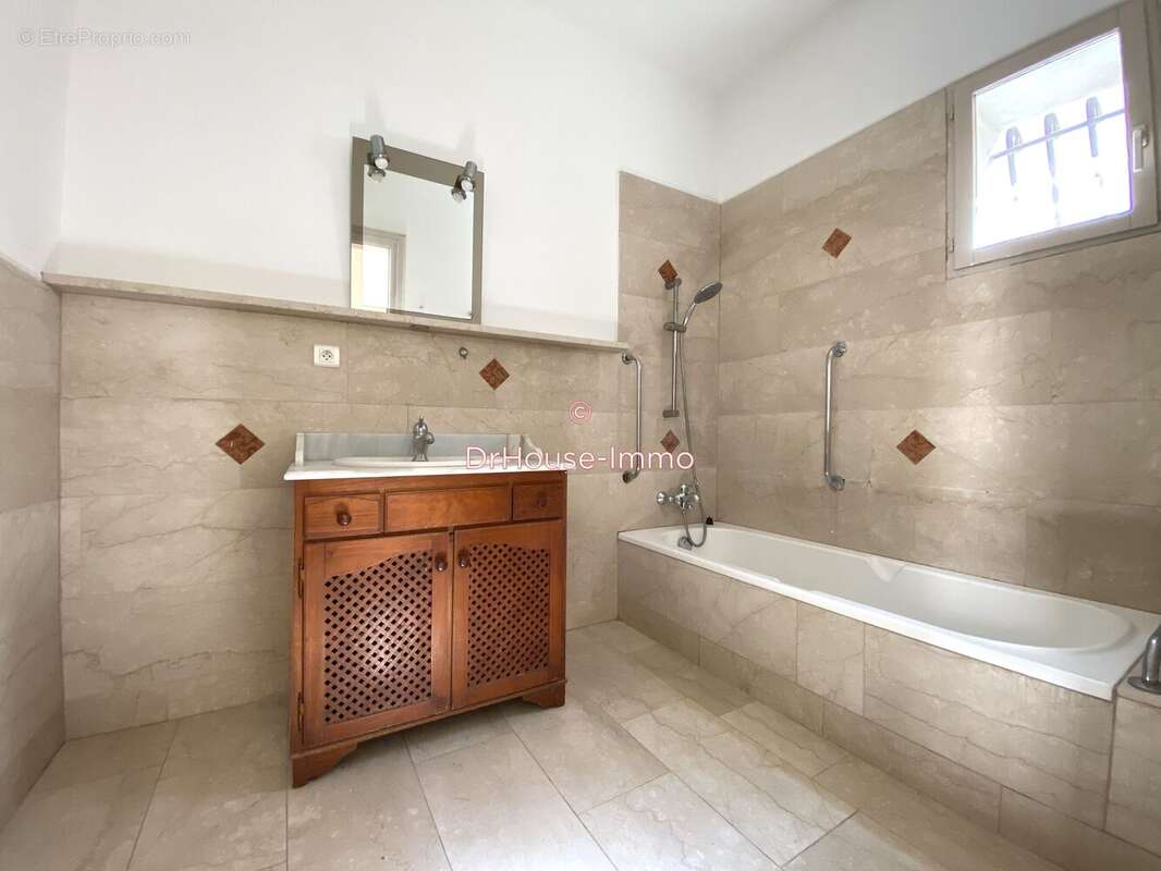 Maison à SAINT-LAURENT-D'AIGOUZE