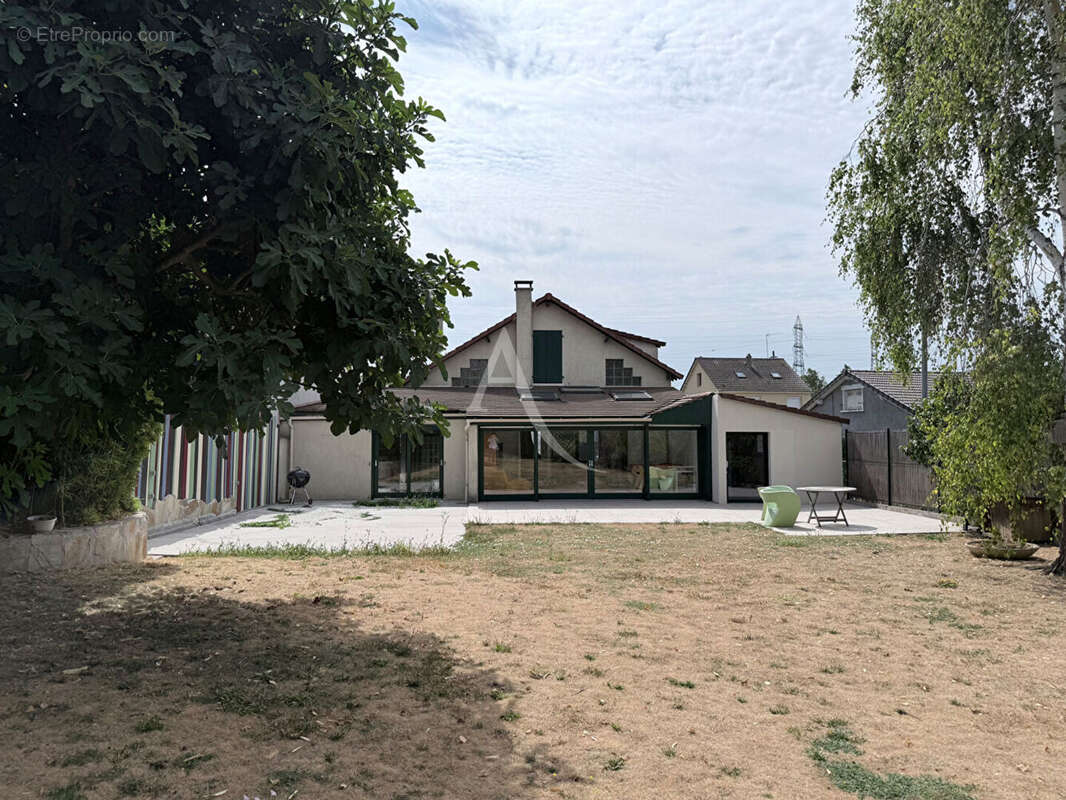 À vendre - Chelles : maison de caractère où l'ancien rencontre le contemporain - photo 2