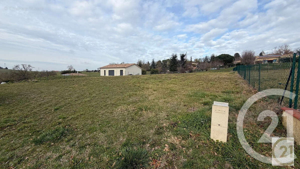 Terrain à VARENNES