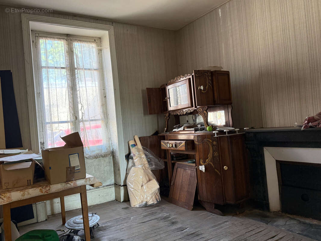 Auv 1227 : Maison de bourg à rénover, jardin, garages et grange - photo 36