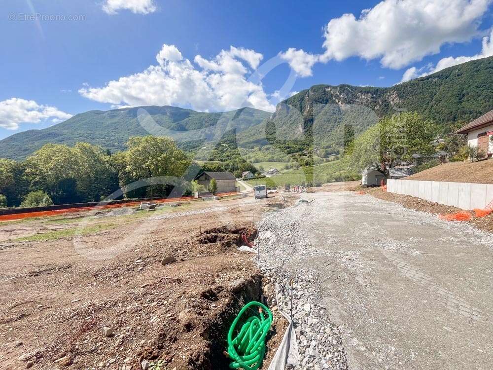 Terrain viabilisé (Lot 9) - Terrain à SAINT-PIERRE-D'ALBIGNY