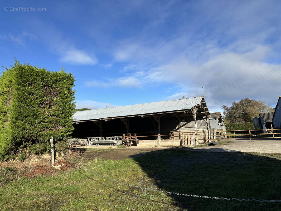 Parking à SAINT-LORMEL