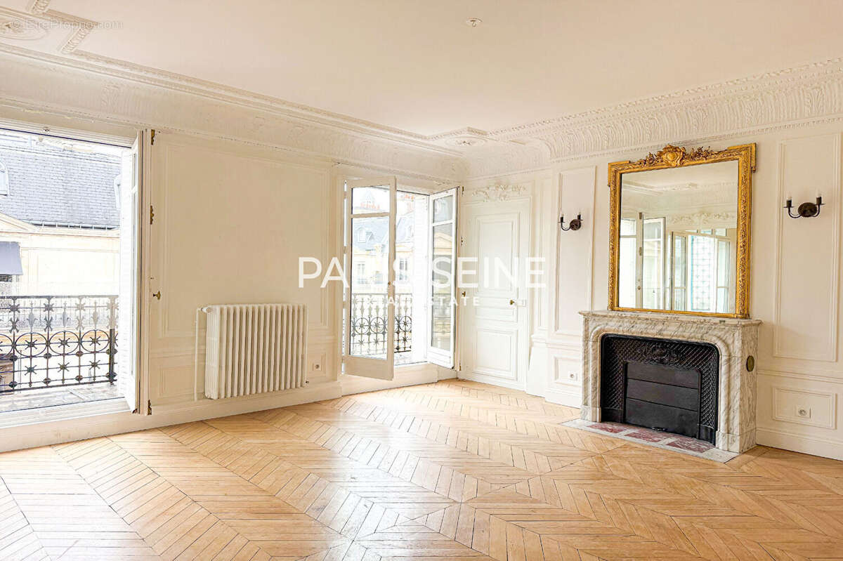 Appartement à PARIS-8E