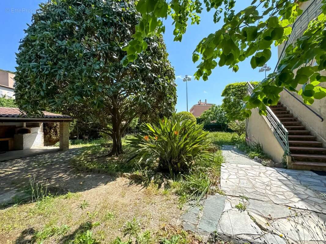 VILLEFRANCHE-SUR-MER – Dans un Écrin de Verdure - photo 4