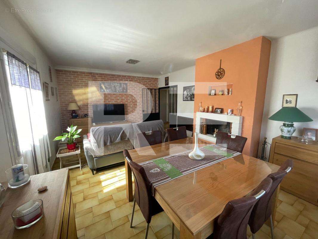 Maison à SAINT-JULIEN-LES-ROSIERS
