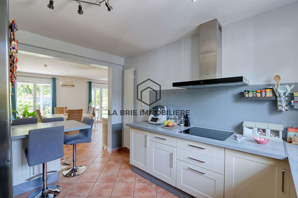 Maison à MANDRES-LES-ROSES