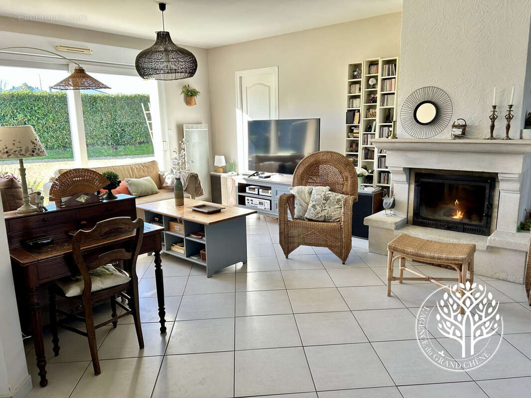 grand salon espace de vie avec cheminée - Maison à SAINTES
