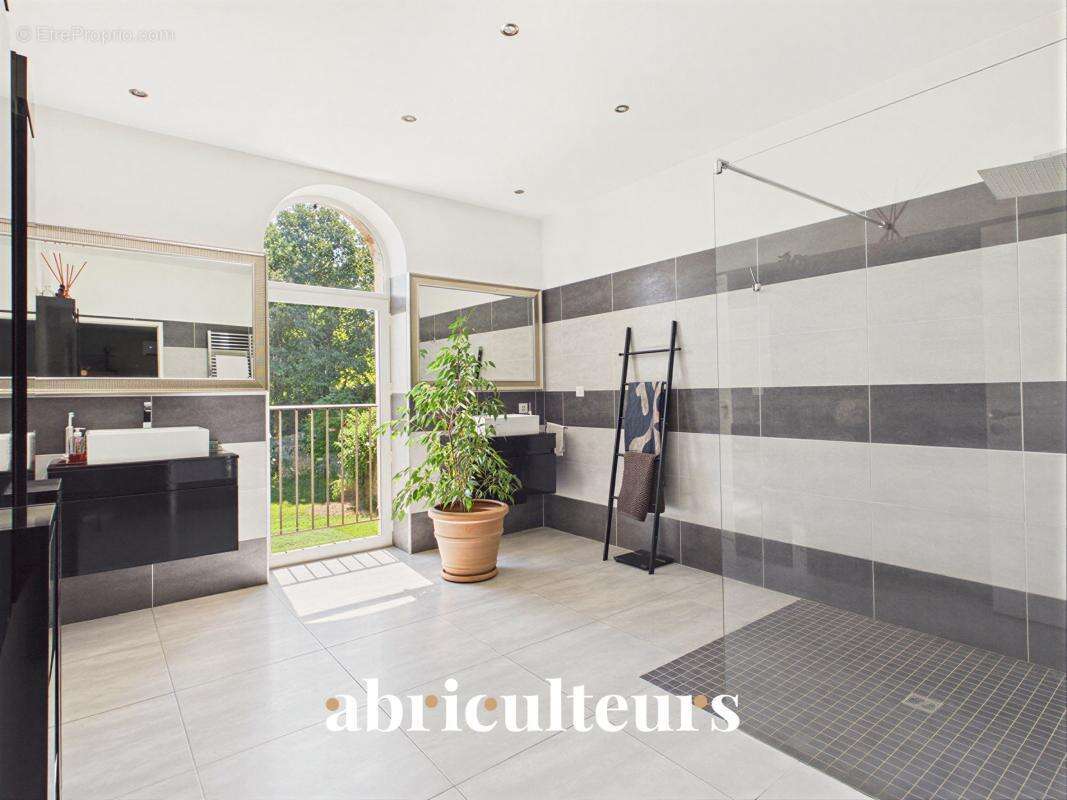 Mas provençal rénové de 249 m² avec dépendance – Grans - photo 18