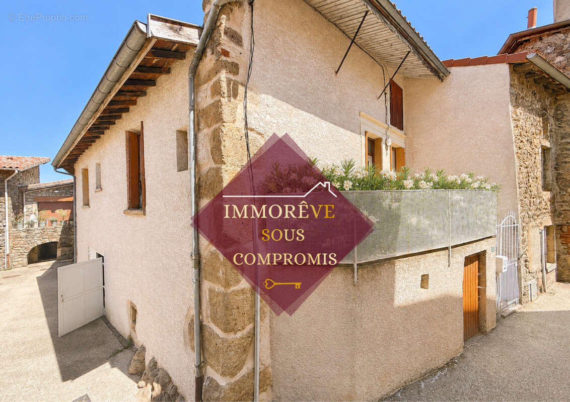 Maison à MACLAS