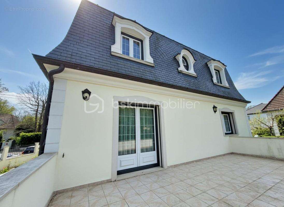 Belles superficies - bien entretenue - 6 pièces - photo 3