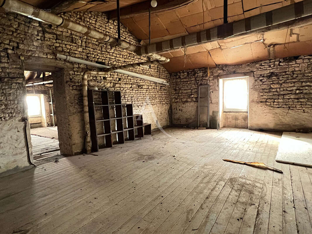 Maison à MOUZEUIL-SAINT-MARTIN