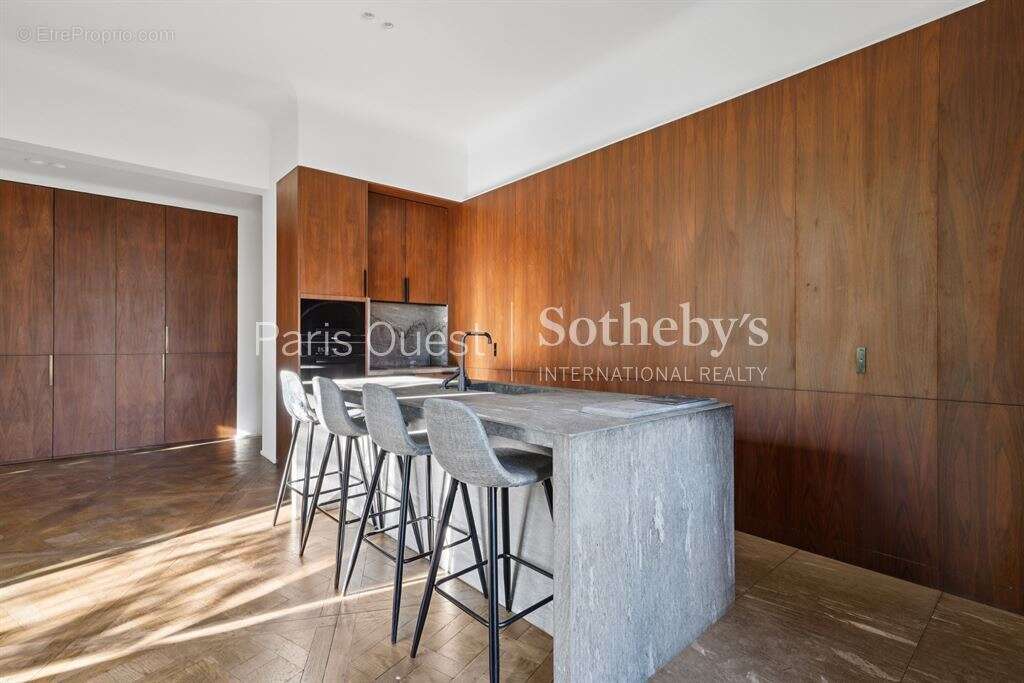 Appartement à NEUILLY-SUR-SEINE