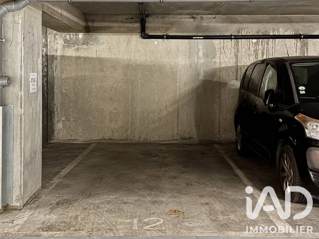 Photo 1 - Parking à BAGNEUX