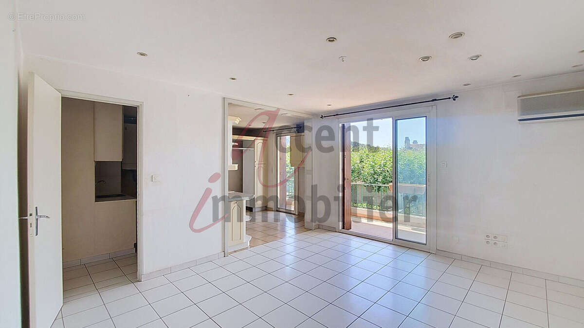 Chateaurenard : Appartement de 3 chambres avec triple balcons et parking privé - photo 3