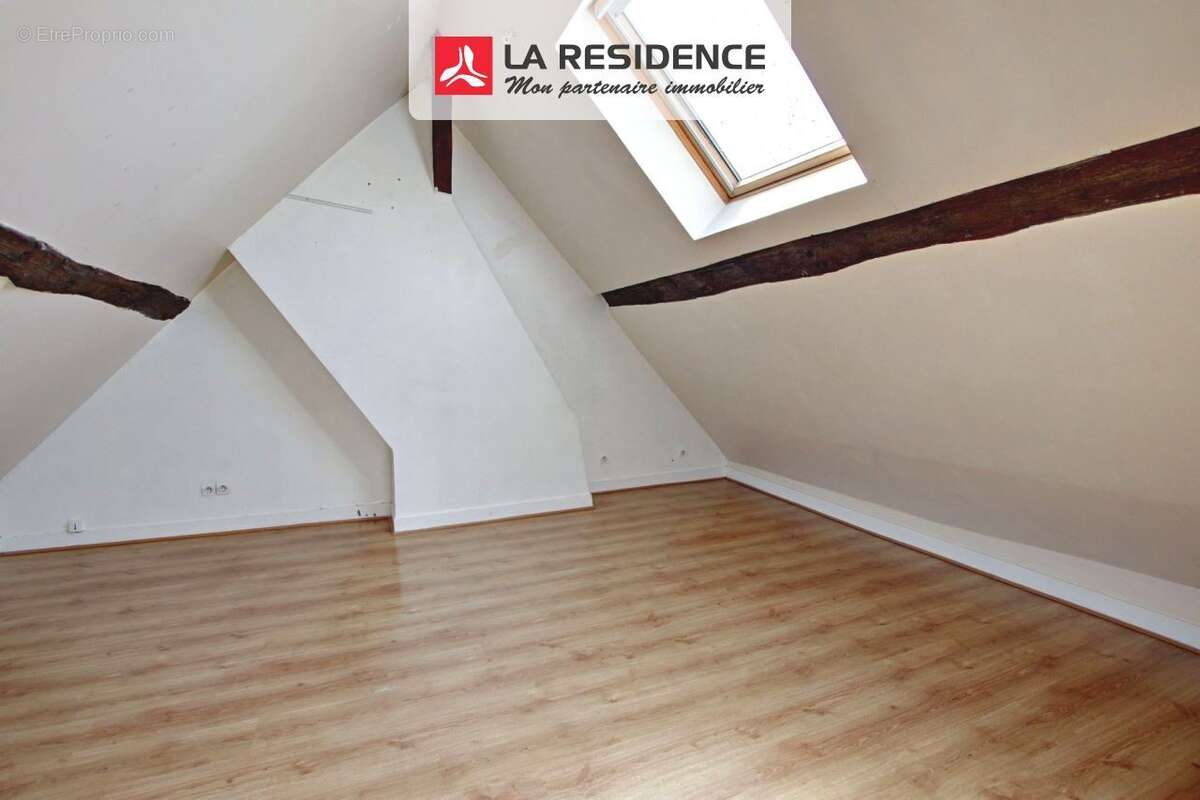 Appartement à LE MESNIL-SAINT-DENIS