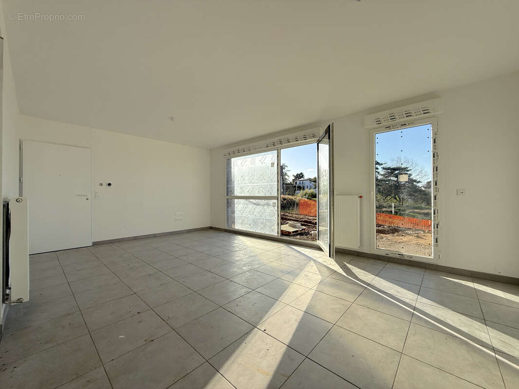 Appartement à LA TOUR-DE-SALVAGNY