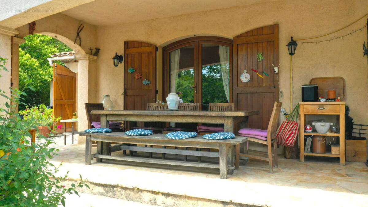Maison 135 m² avec 2 mazets en pierre et bassin aperçu mer - photo 9