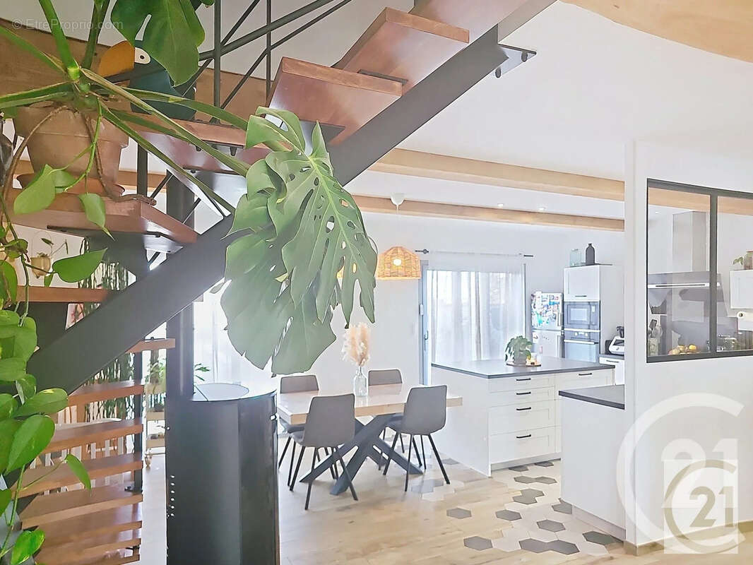 Maison à TREBONS-SUR-LA-GRASSE