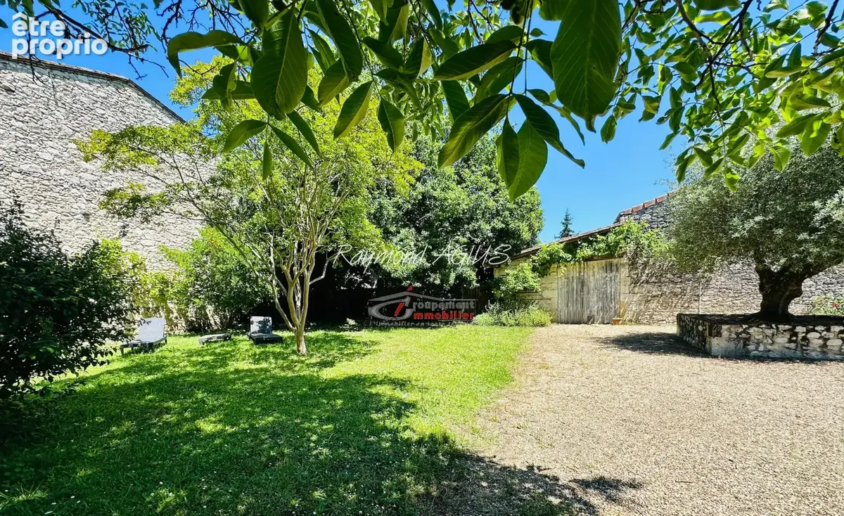 Elégante résidence de caractère du 18ème siècle avec cour et jardin - photo 2