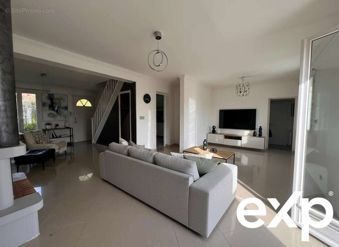 Image générée par une IA - non contractuelle - Maison à DAMMARTIN-EN-GOELE