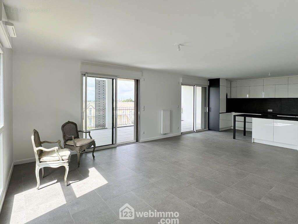 Pièce de vie de 47m² avec cuisine équipée. - Appartement à CHOLET