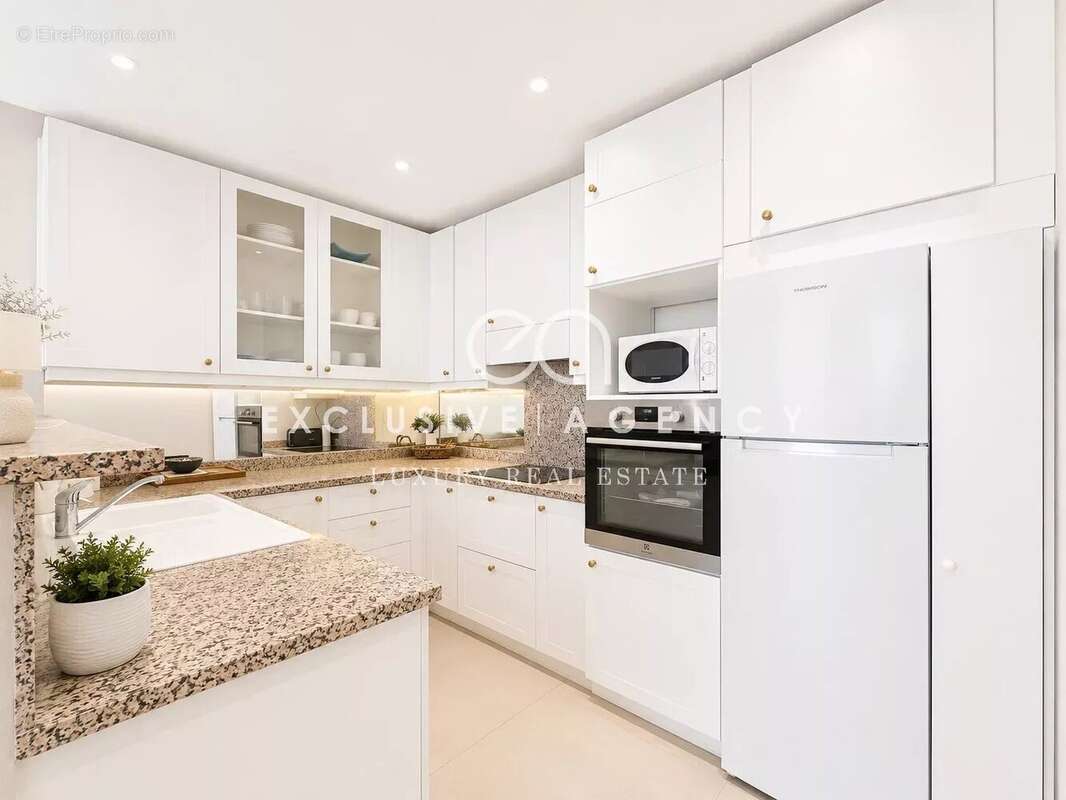 Cannes centre – superbe appartement 2 pieces vue mer & port – fort potentiel - photo 7