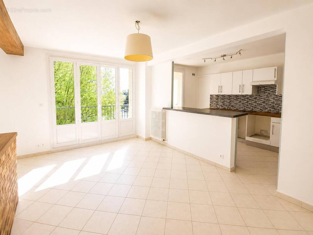   - Appartement à VAULX-EN-VELIN