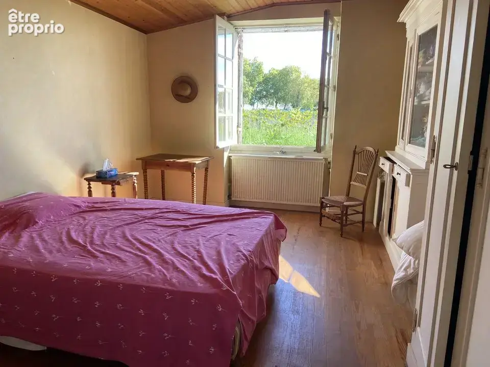  LONGERE ST ESTEPHE 3 CHAMBRES SUITE PARENTALE, UN STUDIO,