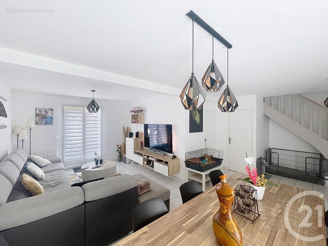 Maison à VAUX-LE-PENIL