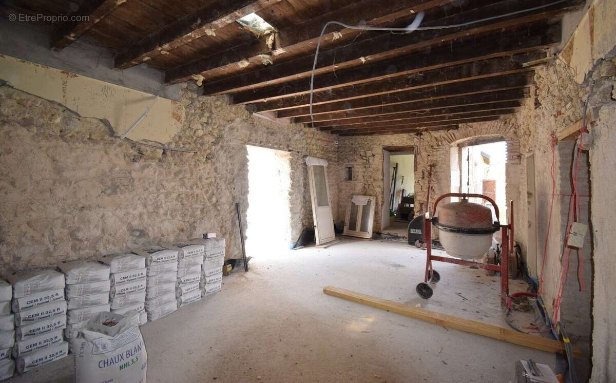 Maison à CREUZIER-LE-NEUF