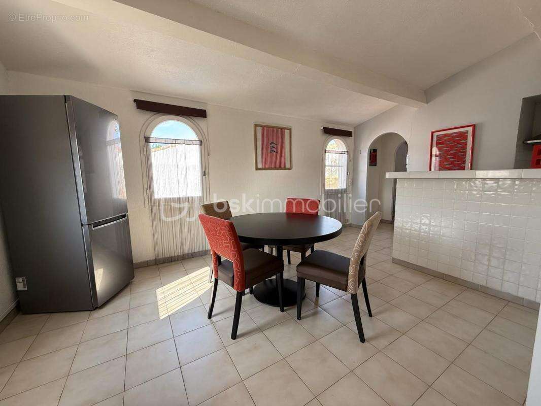 Maison à VIC-LA-GARDIOLE