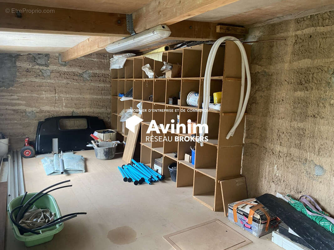 Commerce à NEUVILLE