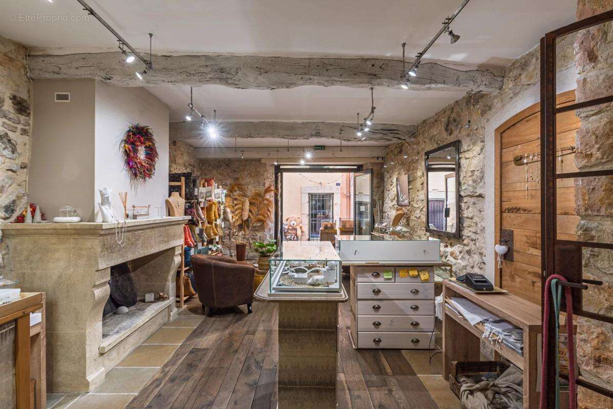 Commerce à VALBONNE