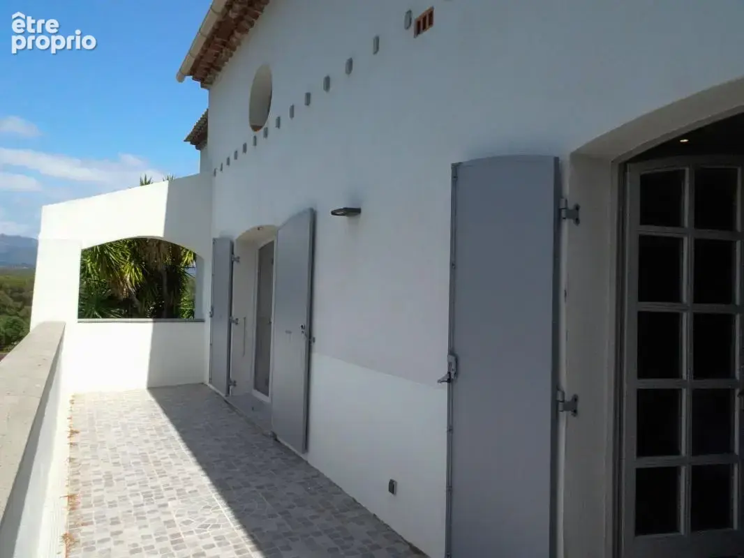 Saint-raphaël – maison de 196 m² avec piscine, vue et espaces de vie généreux - photo 17