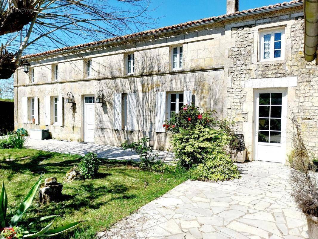 Maison à SAINT-GERMAIN-DE-LUSIGNAN