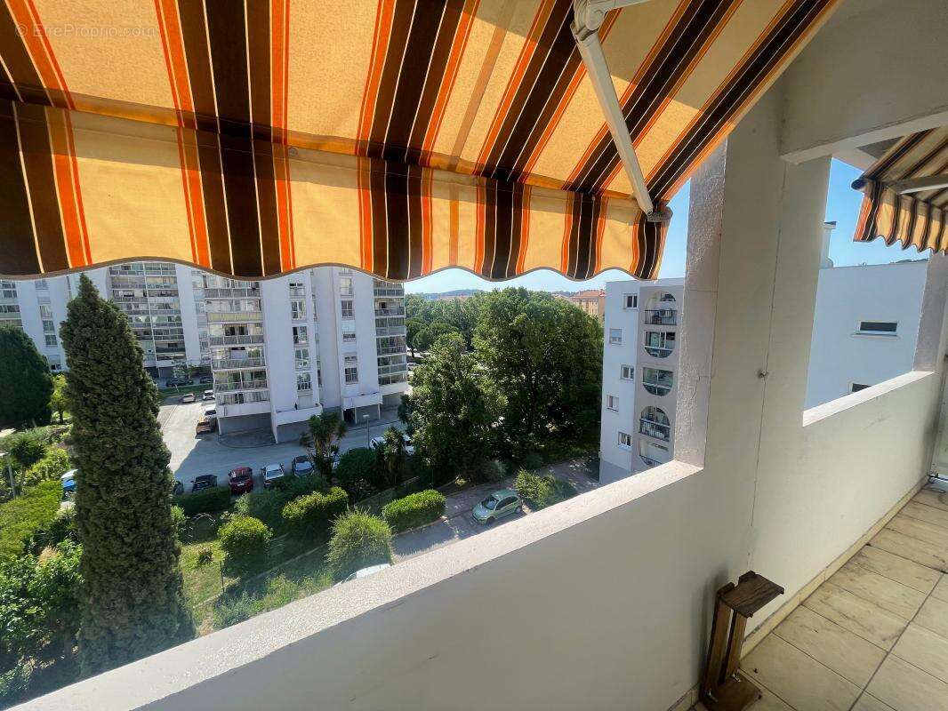 A vendre la seyne sur mer 83500 appartement 3 pieces 2 chambres dernier etage ascenseur cave et parking privatif - photo 2